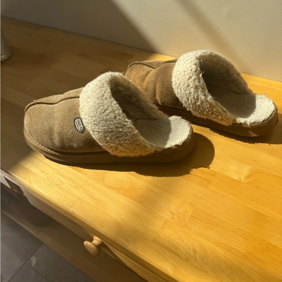 Bear Paw Loki II Cozy Tan Slippers with Cream Lining - Picture 4 of 6